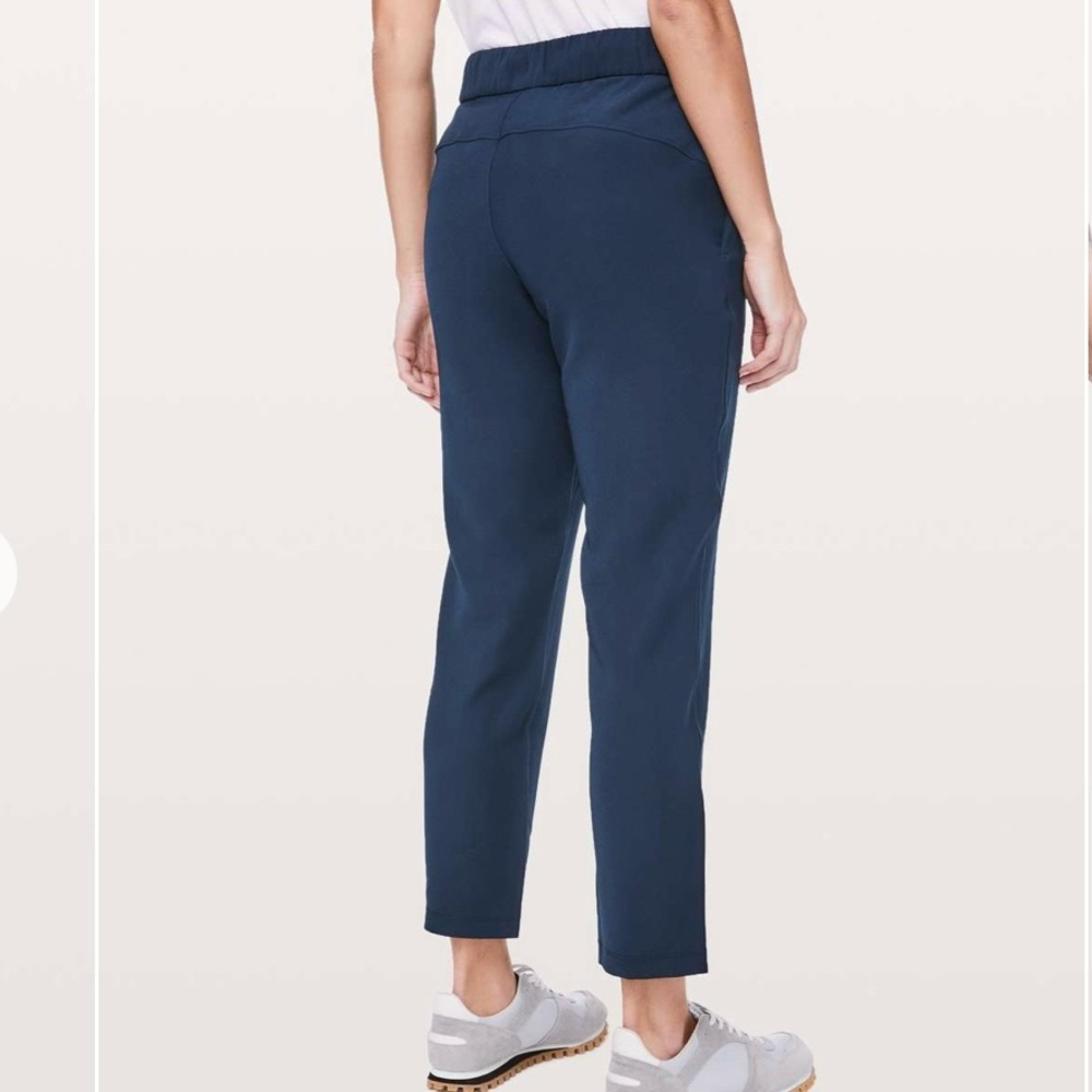 Lululemon On The Fly Pant - True Navy - size 6